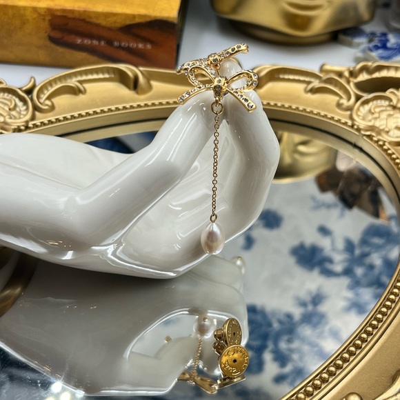 🆕 OSCAR DE LA RENTA 🧿 NWOT Swarovski Crystal Bow Pearl Drop Earrings - Gold - Picture 10 of 13